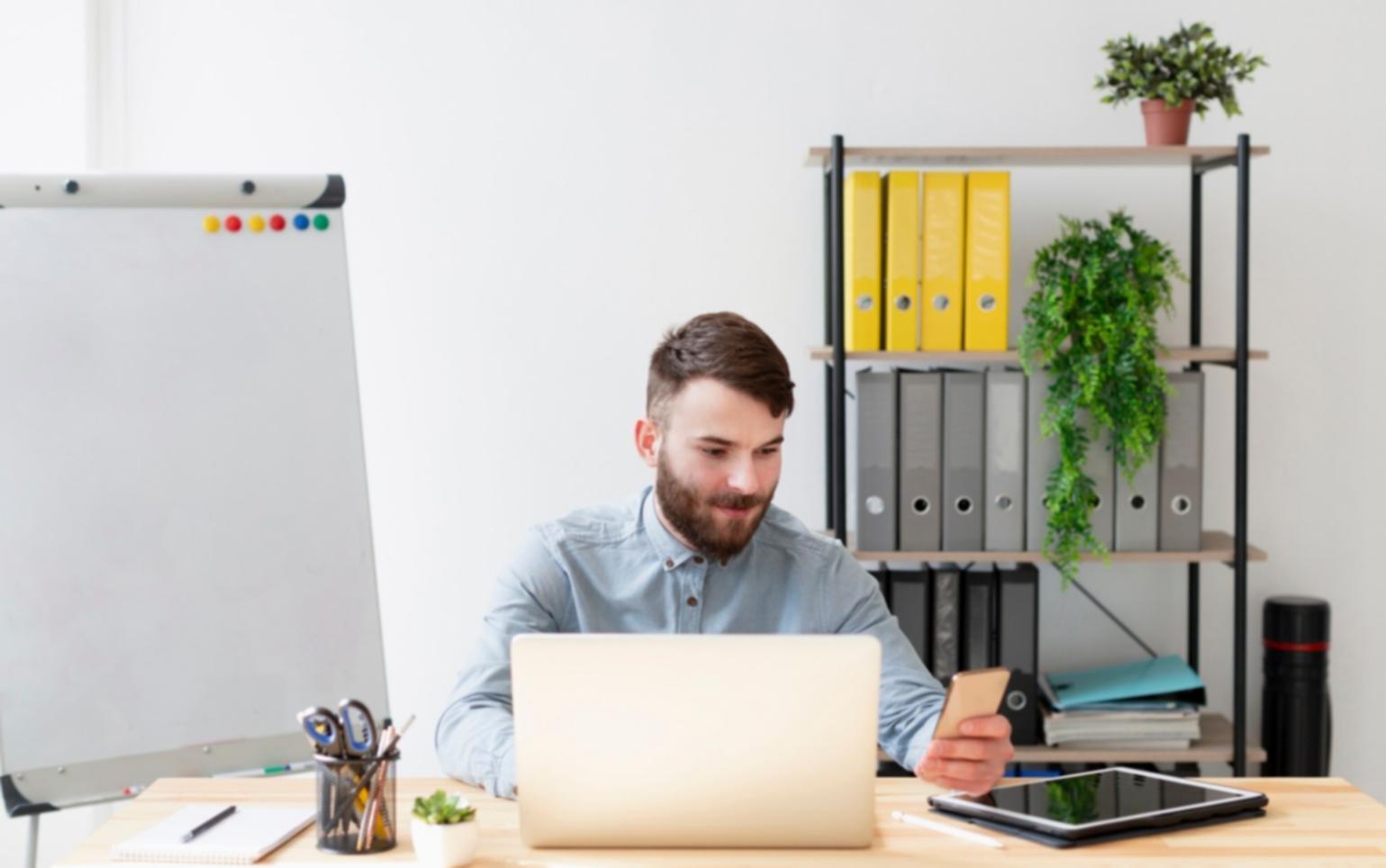 Team di consulenti assicurativi cenolavirtusam durante una sessione di lavoro